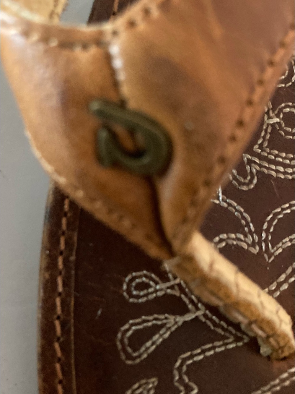 OluKai Womans SZ 8 Brown Leather Thong Sandals with Embroidered Footbed - Picture 4 of 11